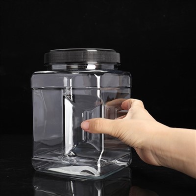 Plastmasas kvadrātveida konteiners ar vākiem